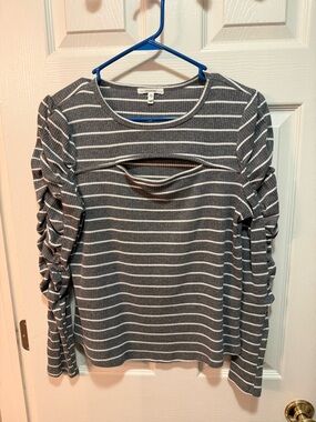 Maurice’s Gray Striped Long-Sleeve Knit Top with Front Cutout size Medium